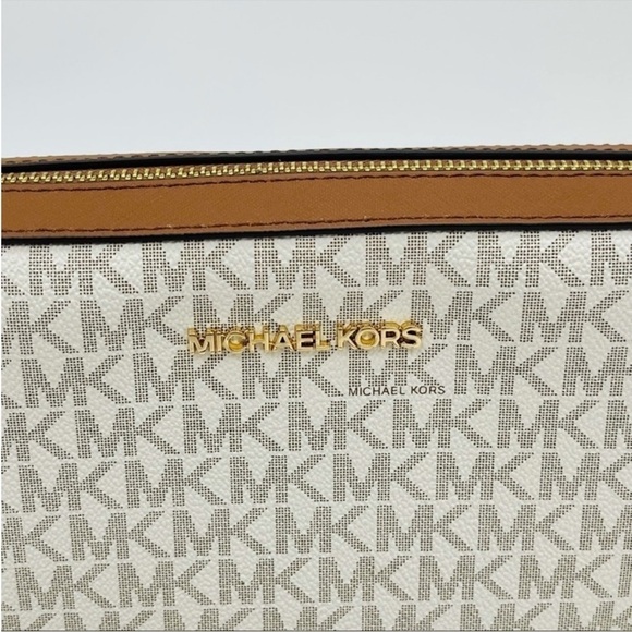 Michael Kors Large EW Crossbody Bag
Vanilla Leather - Picture 7 of 13